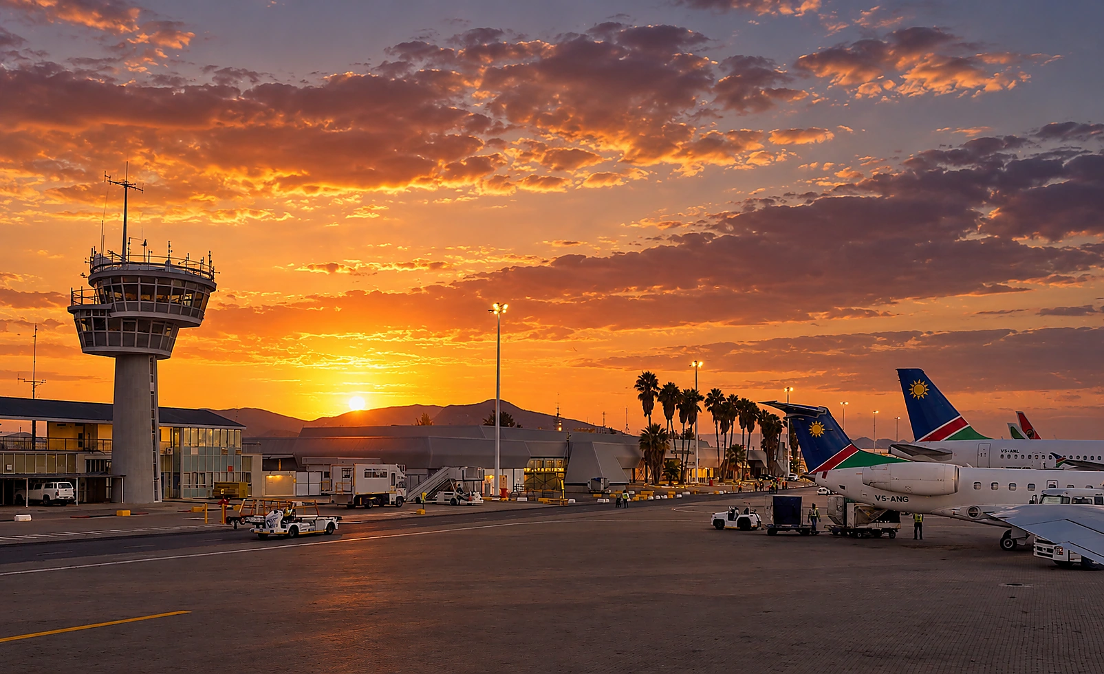 Aeroporto internazionale Hosea Kutako in Namibia al tramonto, con aerei sul piazzale